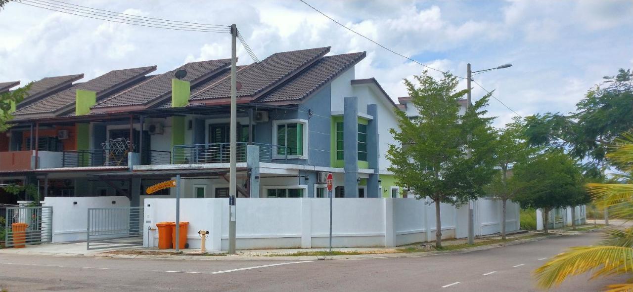 Impianacasa Kluang Homestay エクステリア 写真