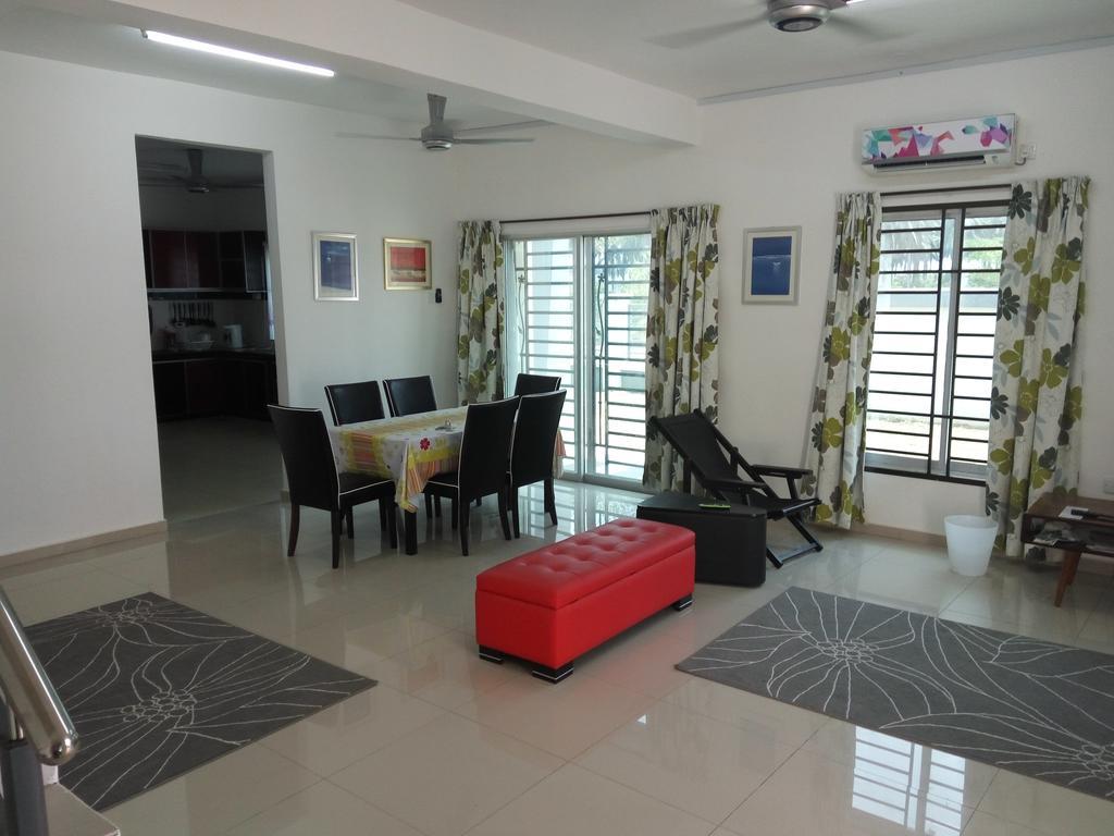 Impianacasa Kluang Homestay エクステリア 写真