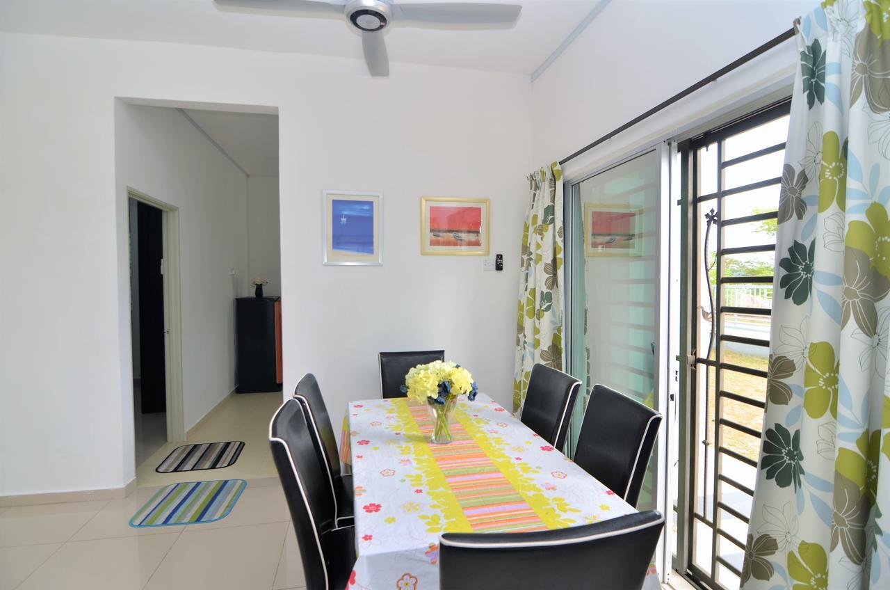 Impianacasa Kluang Homestay エクステリア 写真